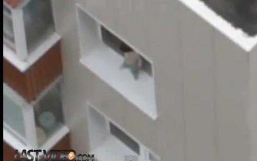 Un enfant se balade tranquillement sur le rebord de la fenêtre (Video)