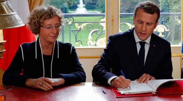 Macron signe les ordonnances de la loi travail Macron signe les ordonnances de la loi travail