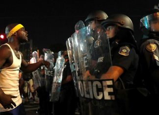 Violences à Saint-Louis après l’acquittement d’un policier Violences à Saint-Louis après l'acquittement d'un policier
