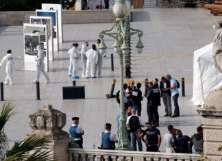 Attaque au couteau à la gare de Marseille: 2 morts, l’assaillant tué Attaque au couteau à la gare de Marseille: 2 morts, l'assaillant tué