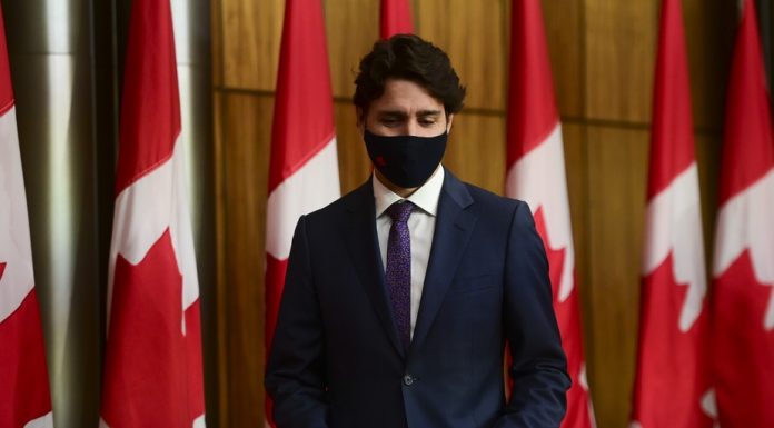 Justin Trudeau et son épouse souhaitent prompt rétablissement à Donald Trump et Mélania Trump Justin Trudeau et son épouse souhaitent prompt rétablissement à Donald Trump et Mélania Trump