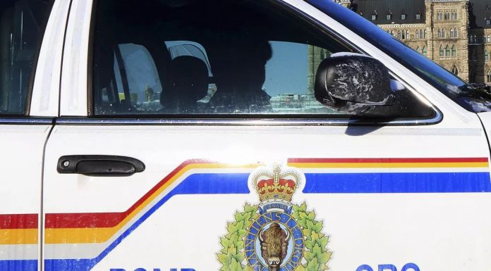 La GRC enquête sur un coup de feu, une invasion de domicile et une agression au couteau à Pictou La GRC de Loon Lake enquête sur la mort d’un piéton frappé par un véhicule