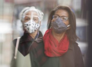 Coronavirus: Le masque ne sera plus obligatoire en tout temps au travail en zones verte et jaune Québec : Le masque devrait demeurer obligatoire après le 15 avril