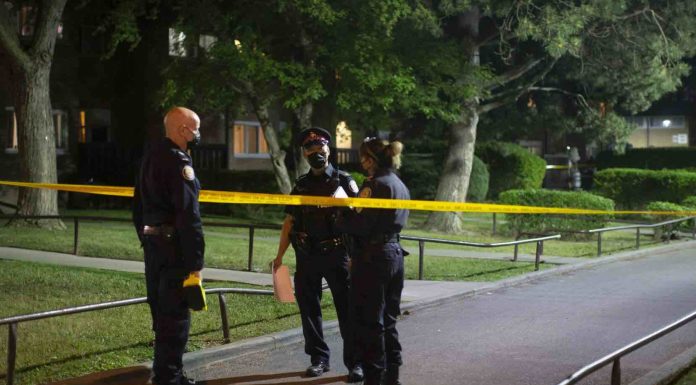 Police : Une fusillade lors d’une fête d’enfant à Toronto fait quatre blessés Une fusillade lors d'une fête d'enfant à Toronto fait quatre blessés
