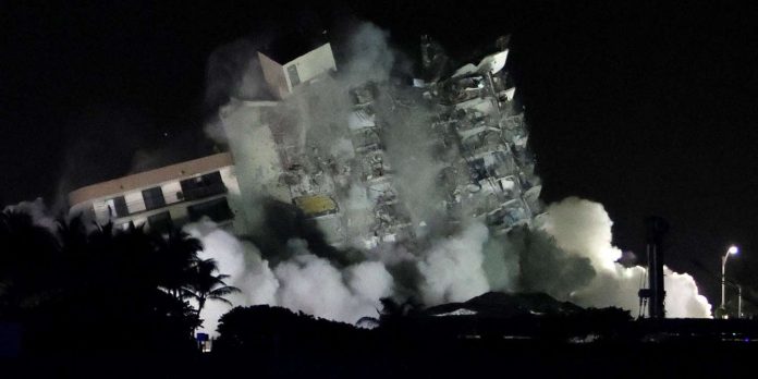 Immeuble effondré en Floride: le reste du bâtiment démoli à l'aide d'explosifs (VIDEO)