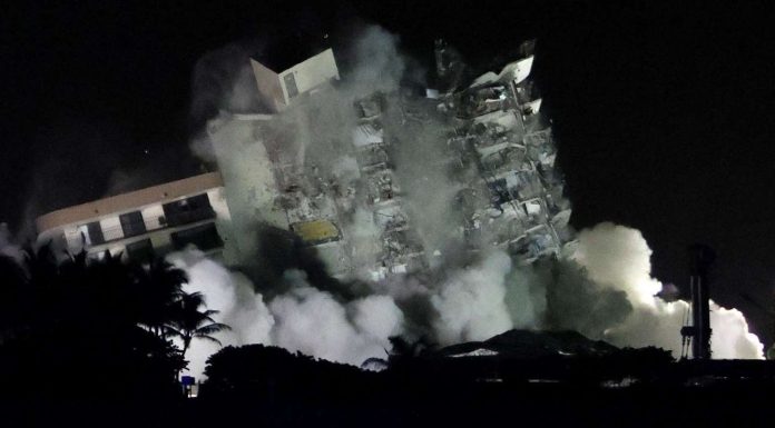 Immeuble effondré en Floride: le reste du bâtiment démoli à l’aide d’explosifs (VIDEO) Immeuble effondré en Floride: le reste du bâtiment démoli à l'aide d'explosifs (VIDEO)