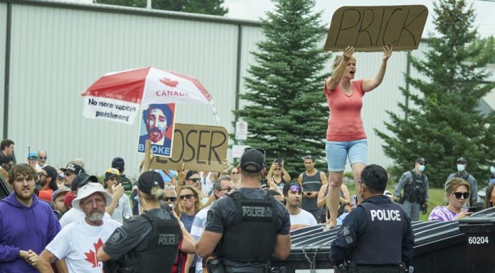 Blanchet suggère à Trudeau de changer d’attitude devant les manifestants anti-vaccin Blanchet suggère à Trudeau de changer d’attitude devant les manifestants anti-vaccin