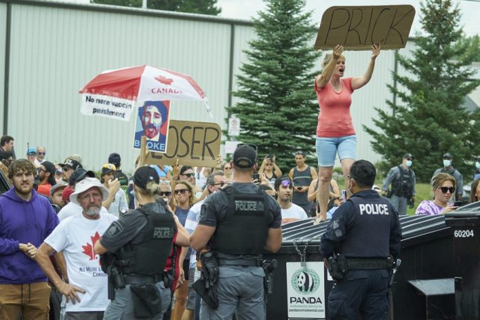 Blanchet suggère à Trudeau de changer d’attitude devant les manifestants anti-vaccin