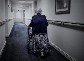 COVID-19 : une 3e dose de vaccin pour les résidents des foyers pour aînés du Québec COVID-19 : une 3e dose de vaccin pour les résidents des foyers pour aînés du Québec