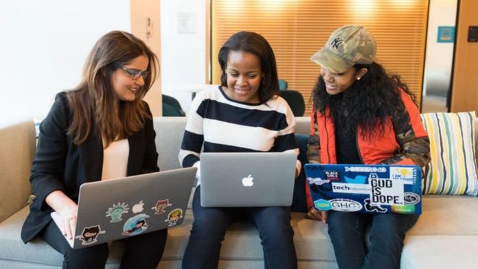 Candidatures acceptées pour la bourse d'études des femmes en STIM