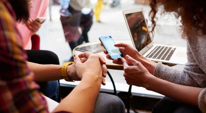 Hameçonnage par SMS : des fraudeurs arrêtés au centre-ville de Montréal Hameçonnage par SMS : des fraudeurs arrêtés au centre-ville de Montréal