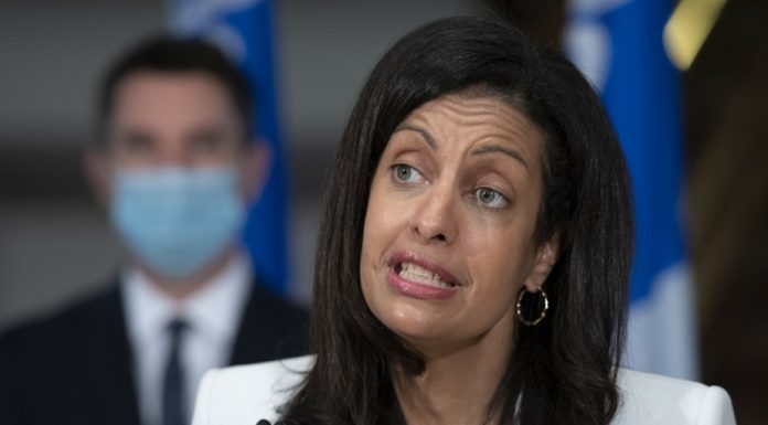 Dominique Anglade propose d’aider les aînés avec des allocations Dominique Anglade propose d'aider les aînés avec des allocations