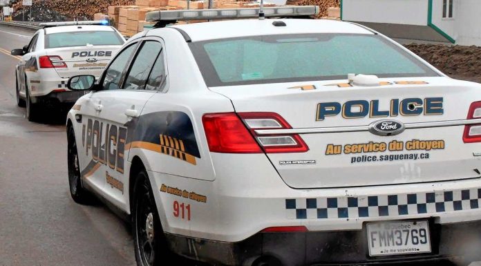 Saguenay : Un automobiliste arrache un poteau d’Hydro-Québec Saguenay : Un automobiliste arrache un poteau d'Hydro-Québec
