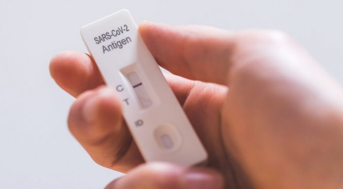Coronavirus : La distribution des tests rapides de dépistage élargie à l’ensemble des enfants en service de garde Coronavirus : La distribution des tests rapides de dépistage élargie à l’ensemble des enfants en service de garde