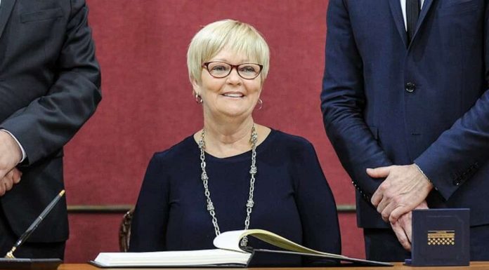La députée péquiste Lorraine Richard met fin à sa carrière politique La députée péquiste Lorraine Richard met fin à sa carrière politique