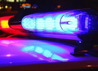 Deux jeunes adultes arrêtés avec une arme illégale dans une station-service Deux jeunes adultes arrêtés avec une arme illégale dans une station-service