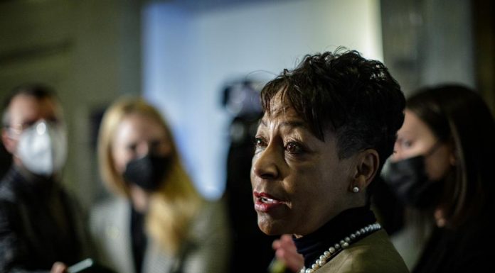 La ministre Nadine Girault se retire et elle laissera son siège La ministre Nadine Girault se retire et elle laissera son siège