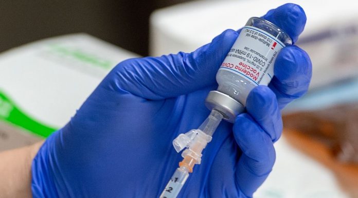 Une quatrième dose de vaccin contre la COVID-19 pour les Albertains Une quatrième dose de vaccin contre la COVID-19 pour les Albertains