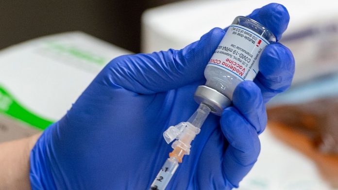 Une quatrième dose de vaccin contre la COVID-19 pour les Albertains