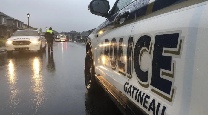 Fraudes visant les aînés: quatre suspects arrêtés par la police de Montréal Fraudes visant les aînés: quatre suspects arrêtés par la police de Montréal