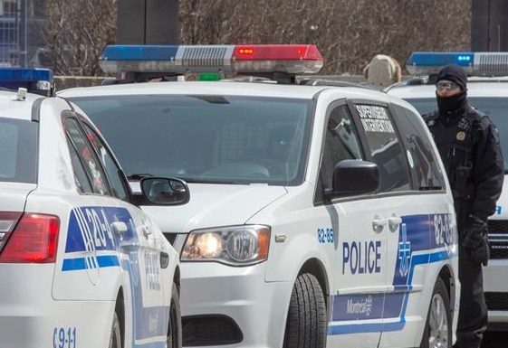 Huit personnes arrêtées et deux armes à feu confisquées lors d’une opération policière à Montréal Huit personnes arrêtées et deux armes à feu confisquées lors d'une opération policière à Montréal