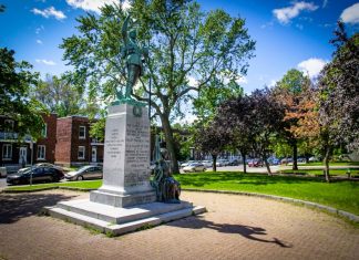 Montréal: inauguration d’un nouveau muret et des nouveaux aménagements Montréal: inauguration d'un nouveau muret et des nouveaux aménagements