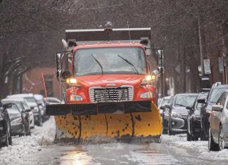 Une première opération de chargement locale de la neige à Montréal Une première opération de chargement locale de la neige à Montréal