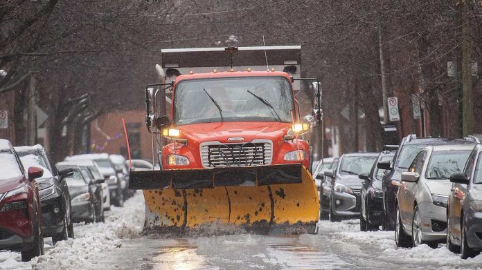 Une première opération de chargement locale de la neige à Montréal