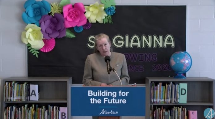 Investir dans de nouvelles écoles et des espaces modernes Investir dans de nouvelles écoles et des espaces modernes