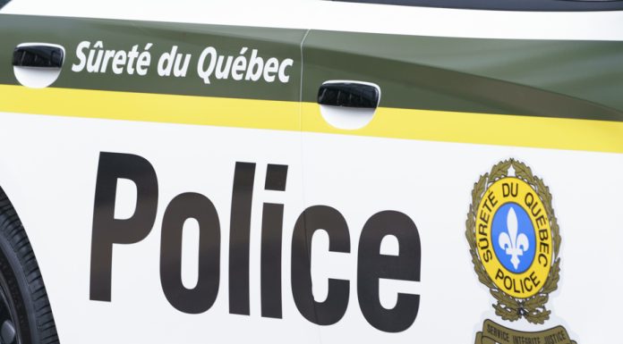 Prise d’Armes Illégales : Trois Personnes Arrêtées lors d’une Opération de Police Prise d'Armes Illégales : Trois Personnes Arrêtées lors d'une Opération de Police