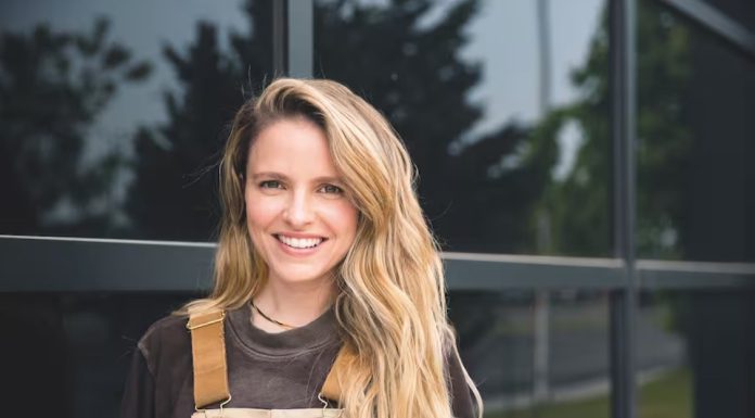 Sarah-Jeanne Labrosse dévoile son baby-bump en robe transparente Sarah-Jeanne Labrosse dévoile son baby-bump en robe transparente