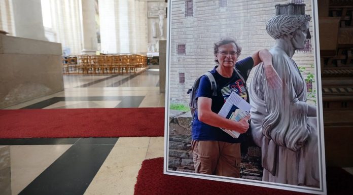 Adieux à Dominique Bernard à Arras : Le Discours Émouvant d’Isabelle, son Épouse Adieux à Dominique Bernard à Arras : Le Discours Émouvant d'Isabelle, son Épouse