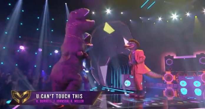 Découvrez la "superstar" derrière le Dinosaure à Chanteurs masqués !