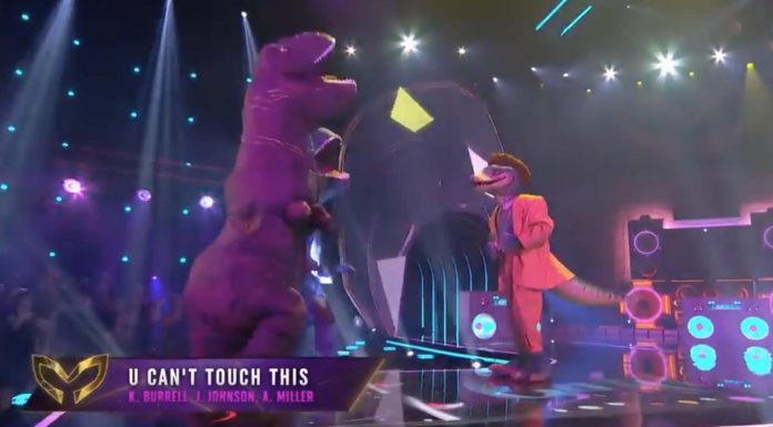 Découvrez la « superstar » derrière le Dinosaure à Chanteurs masqués ! Découvrez la "superstar" derrière le Dinosaure à Chanteurs masqués !