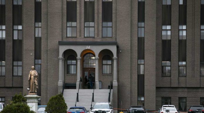 Deuil à l’École Marcellin-Champagnat : Une Jeune Fille Perd la Vie dans une Chute Dramatique Deuil à l'École Marcellin-Champagnat : Une Jeune Fille Perd la Vie dans une Chute Dramatique