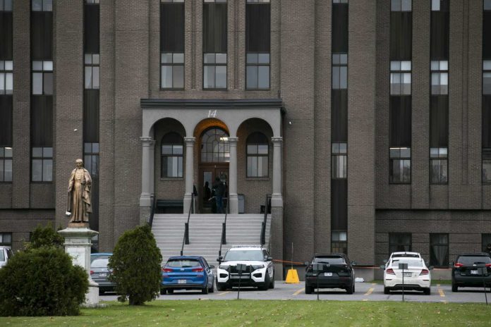 Deuil à l'École Marcellin-Champagnat : Une Jeune Fille Perd la Vie dans une Chute Dramatique