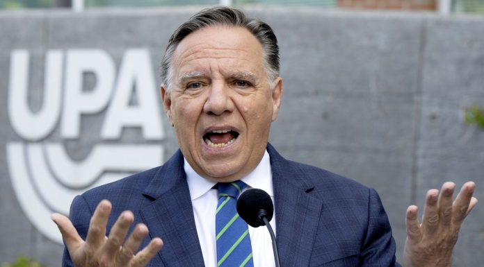 François Legault : Satisfait de sa visite en France malgré la controverse sur l’immigration Demandeurs d'asile: «J'ai l'appui de la majorité des Québécois», dit Legault